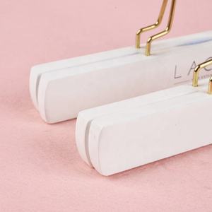 Inspring 사용자 정의 나무 머리 연장 걸이 살롱 부티크 도매 가발 옷걸이 골드 후크 - Product Image 4