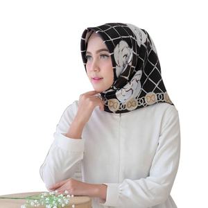 <span class=keywords><strong>ผ้า</strong></span><span class=keywords><strong>คลุม</strong></span>ศีรษะผ้าไหมซาตินสี่เหลี่ยมดีไซน์ลายดอกไม้ขนาดใหญ่พิมพ์ลายดอกไม้แฟชั่น - Product Image 2