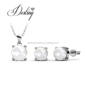 Ensembles <span class=keywords><strong>de</strong></span> pendentifs et boucles d'oreilles élégants ornés <span class=keywords><strong>de</strong></span> perles <span class=keywords><strong>Swarovski</strong></span> Vente <span class=keywords><strong>en</strong></span> <span class=keywords><strong>gros</strong></span> Daisini Ensemble d'accessoires plaqués or 18 carats pour femme - Product Image 1
