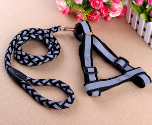 Correa de perro de nailon reflectante de tipo plano mediano, decoración de piel, cómodo <span class=keywords><strong>Collar</strong></span> retráctil para perro mascota para perros pequeños y medianos
