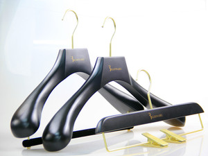 2025 Bán Buôn Tùy Chỉnh Quần Áo Sang Trọng Biểu Tượng Bằng Gỗ Phù Hợp Với Móc Áo Giá Đen Áo Gỗ Móc Áo Với Quần Thanh - Product Image 5