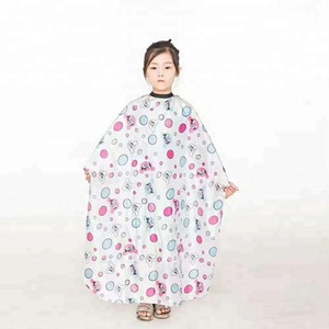 Capas Impermeables para Niños para <span class=keywords><strong>Peluquería</strong></span>, Salón de Belleza, Capa de Corte de Pelo Económica Hecha de Poliéster - Product Image 3