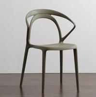 Chaise de salle à manger en plastique empilable moderne de conception brevetée avec dossier perforé noir et blanc en pp à vendre