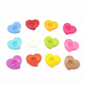 Bán Buôn Tùy Chỉnh Đa Màu Sắc Dễ Thương Trái Tim Phim Hoạt Hình Áo Len Áo Trẻ Em May Hai Lỗ Nhựa Fancy Nút Trái Tim - Product Image 2