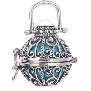 PL005 Bijoux vintage tendance, <span class=keywords><strong>pendentif</strong></span> <span class=keywords><strong>diffuseur</strong></span> d'huile essentielle de parfum en forme de papillon creux ouvert - Product Image 1