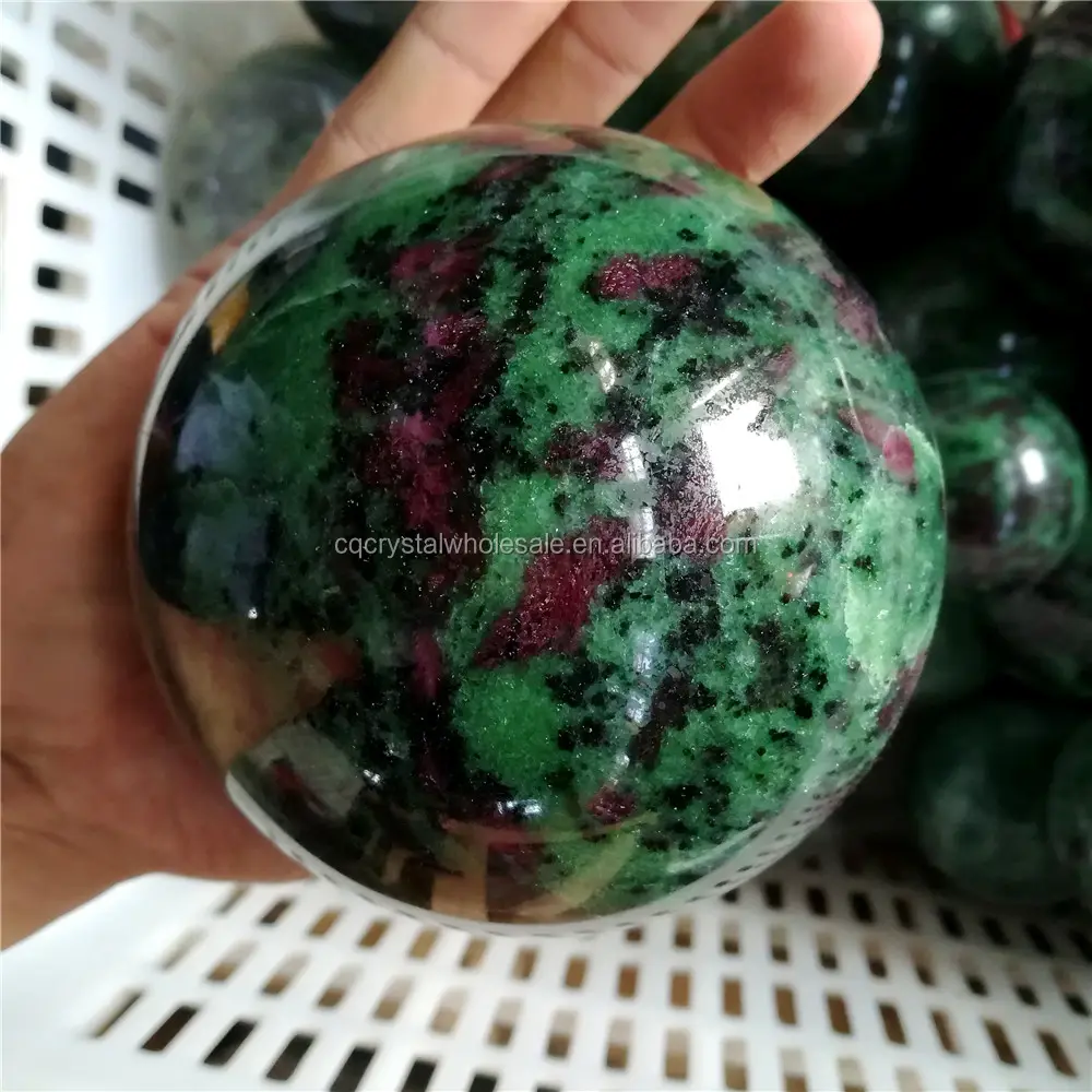 ลูกบอลทรงกลมหิน Epidote ที่มีเสน่ห์ตามธรรมชาติลูกบอลคริสตัลธรรมชาติ