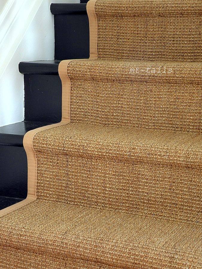 Le Tapis Sisal Comme Couloir D'escalier Est Disponible En Plusieurs Structures Et Couleurs. Le Tapis En Sisal Est Fait Sur Mesure De Votre Escalier