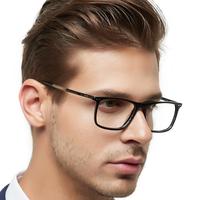 Fournisseurs lisant un nouveau modèle de monture de lunettes à la mode