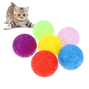 كرات من البلاستيك, كرات من البلاستيك لعب القطط الملونة لعبة اللعب مع الجرس القط لتحفيز الجسيمات الحيوانات الأليفة شفافة الكرة البلاستيكية لون عشوائي