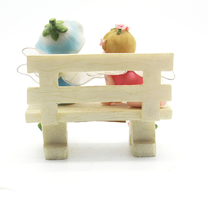 Una bella statua di un angelo bambino su una sedia - Product Image 2