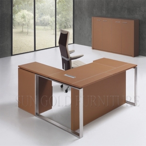 Bureau de direction moderne en bois avec pieds en acier, en forme de L - Product Image 2