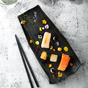 Platos de cerámica de estilo japonés irregular para restaurante, platos de sushi en blanco y negro, venta directa de fábrica, venta al por mayor