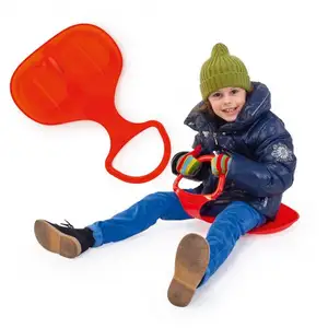 Planeur de neige original, adolescents, position assise sur la neige