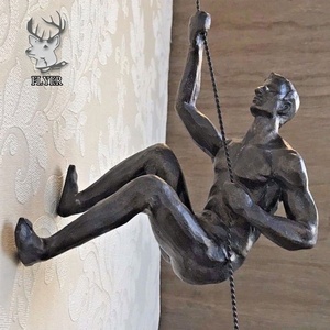 الراتنج الحديثة الفن ديكور داخلي الجدار شنقا تسلق رجل تمثال راتنج للبيع - Product Image 4