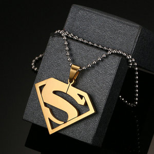 <span class=keywords><strong>Collana</strong></span> con Lettera <span class=keywords><strong>S</strong></span> di Superman in Acciaio Inossidabile 316L Color Oro - Product Image 3