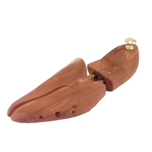 Accesorios para zapatos ajustables, accesorios para calzado europeo, Punta abierta, árbol de zapatos de madera con perilla en rojo Cedar - ST06CF Cedar - Product Image 1