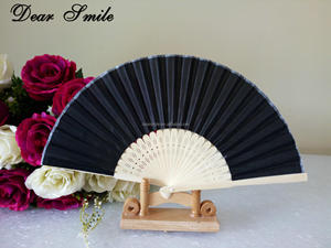 Ventaglio Pieghevole Tradizionale in Bambù Arcobaleno Estivo - Regalo Promozionale Portatile per Matrimoni e Feste - Product Image 3