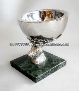 Tête de cerf moderne et écologique pour décoration intérieure avec bol en métal et aluminium durable - Product Image 1