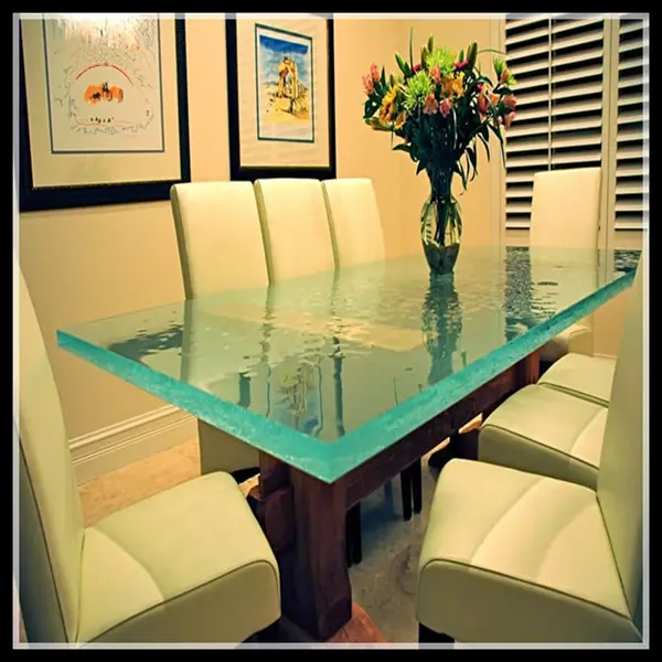 Table en verre massif, peinte sur le côté inversée
