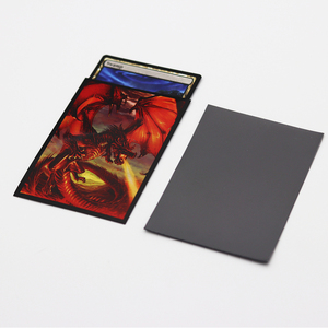 Bustine Protettive <span class=keywords><strong>Dragon</strong></span> <span class=keywords><strong>Shield</strong></span> in Polipropilene 67x92mm, Spessore 0,1mm, 50/80 Pezzi, Colore Personalizzato, Stampa CMYK Grigia, Protezione per Carte - Product Image 4