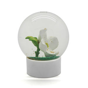 Vente en gros de boule à neige en résine sur mesure verre romantique <span class=keywords><strong>pas</strong></span> chère drôle 3d <span class=keywords><strong>mini</strong></span> vide bricolage amour fleur blanche souvenir cadeau - Product Image 4