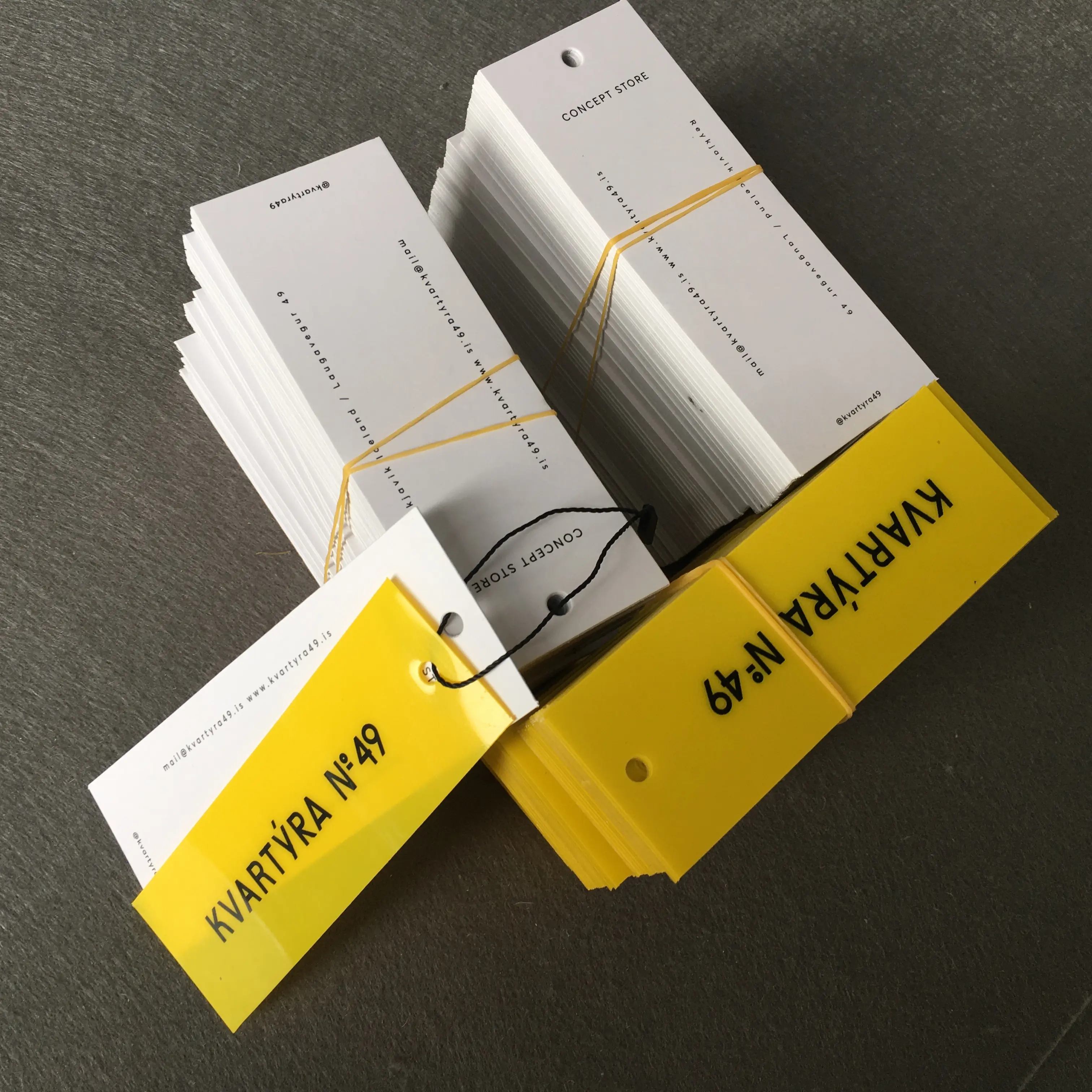 Étiquettes volantes en papier et PVC jaune, pour vêtements personnalisés de haute qualité, livraison gratuite