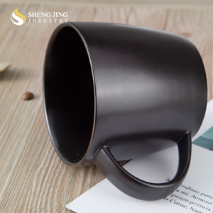 Custom solido nero opaco in gres porcellanato coperchio tazza <span class=keywords><strong>da</strong></span> <span class=keywords><strong>caffè</strong></span> 600ml di capacità dipinto <span class=keywords><strong>a</strong></span> <span class=keywords><strong>mano</strong></span> Sublime Cafe Cup Logo personalizzato
