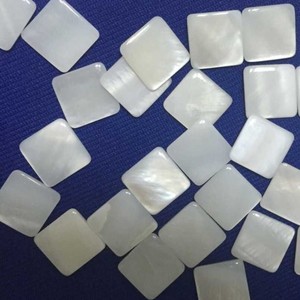 Eleganti Fiocchi di Madreperla Bianca per Gioielli, Decorazioni e Accessori - Product Image 2