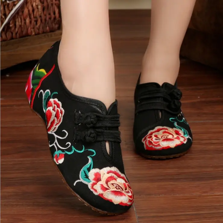 Women flat Shoes Chinese Old Beijing Tourism Embroidered Floral Single Walk Dance Canvas Shoes Woman Size 35 to 40