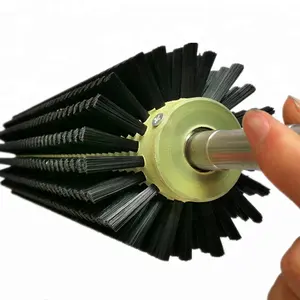 Roller brush for cleaning glass