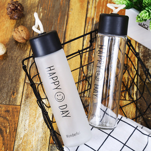 Bestseller 2025 <span class=keywords><strong>Bottiglia</strong></span> d'<span class=keywords><strong>Acqua</strong></span> in <span class=keywords><strong>Vetro</strong></span> Borosilicato Trasparente Satinato con Logo Personalizzato e Cinghia per Viaggi e Sport - Product Image 4