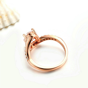 Anillo Chapado en Oro Rosa de 18 Quilates con Circonita Brillante - Product Image 4