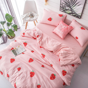 Ensemble de literie de princesse fantaisie, style doux rose avec petit motif de fraises imprimé, ensemble de quatre pièces - Product Image 3