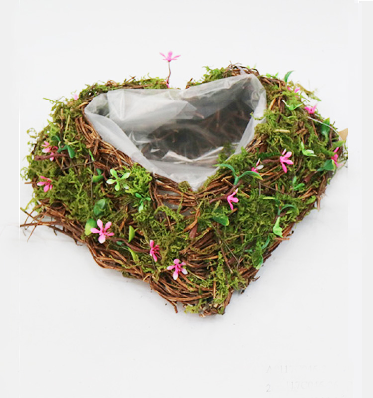 Цветочная композиция в виде сердца винограда для кладбища