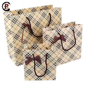 Recyclé rayé <span class=keywords><strong>noir</strong></span> <span class=keywords><strong>et</strong></span> <span class=keywords><strong>blanc</strong></span> kraft papier cadeau sac avec logo - Product Image 1