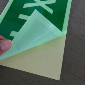 Luminoso adesivo in vinile verde riflettente con avviso di uscita di emergenza/segno di fuga utilizzato sulle aree pubbliche - Product Image 3