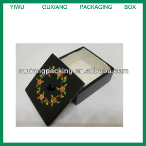 Caja de baratija de madera pintada <span class=keywords><strong>a</strong></span> <span class=keywords><strong>mano</strong></span>, negro con anillo de flores en la tapa, regalo bonito - Product Image 2