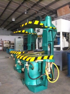 Machine <span class=keywords><strong>de</strong></span> moulage par compression Jolt à bas <span class=keywords><strong>prix</strong></span>, neuve et d'occasion, avec composants <span class=keywords><strong>de</strong></span> moteur essentiels - Product Image 5