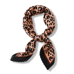 satin écharpe léopard Suppliers-Écharpes en Satin de soie plissée carrée avec imprimé léopard pour femme, foulard tendance, vente en gros, collection été 2019
