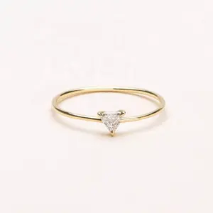 三角形切立方氧化锆石头925纯银14k镀金精美戒指，精致的订婚戒指