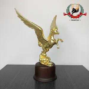 Maatwerk Metalen Paard Trofee Gold Flying Horse Standbeeld Desktop Decor Gouden Paard Beeldje Awards