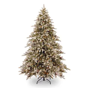 休日の装飾のためのクリスマスツリーの豪華な屋内雪の木