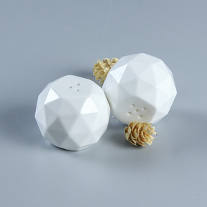 Set di Saliera e Pepiera a Forma di Diamante, Decorazione da Tavola Portatile, Utensili per Spezie, Mini Set Carino in Ceramica Bianca - Product Image 5
