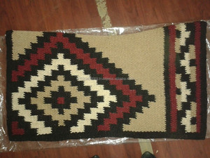 แผ่นรองอานม้าแบบเวสเทิร์นคุณภาพพรีเมียม ยี่ห้อ Rider's Trust ผลิตจากขนแกะนิวซีแลนด์ ดีไซน์โค้งมน ด้านนอกเป็นผ้าขนสัตว์ ด้านในเป็นใยขนสัตว์ - Product Image 2