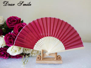 Ventaglio Pieghevole Tradizionale in Bambù Arcobaleno Estivo - Regalo Promozionale Portatile per Matrimoni e Feste - Product Image 5