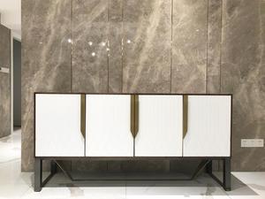 Aparador de ébano negro con patas doradas de 4 puertas de lujo - Product Image 3