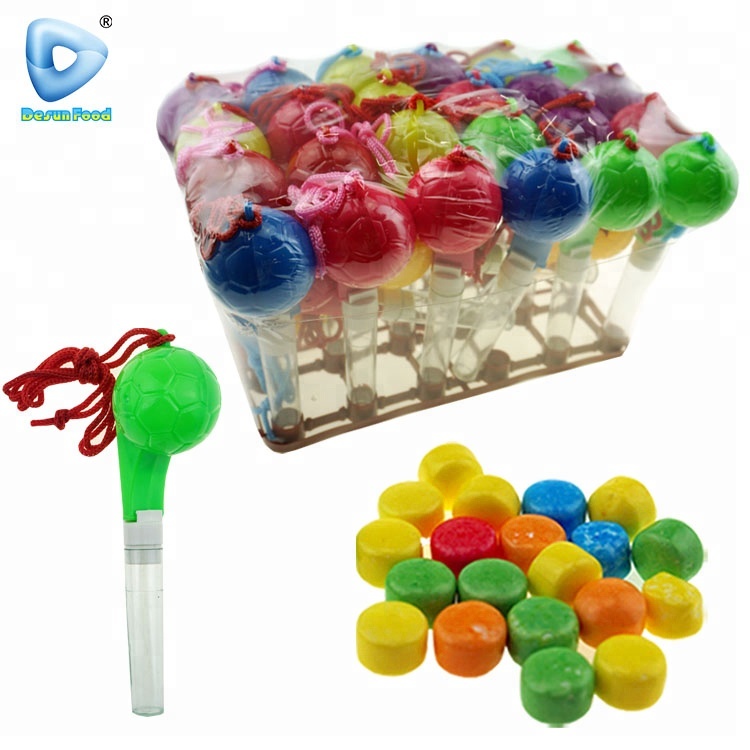 Недорогой пластиковый свисток в упаковке с конфетами