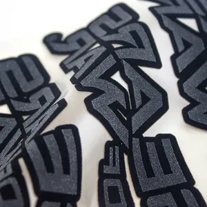 Etiqueta de transferência de calor personalizada, impressão de veludo com letras pretas para roupas