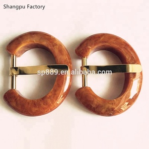 Pendentif <span class=keywords><strong>et</strong></span> breloque en résine marron personnalisé de haute qualité boucle de ceinture plaquée or style vintage pour enfants - Product Image 5