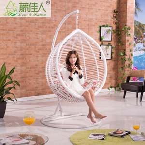 Chaise longue suspendue en rotin moderne avec support en arc pour une utilisation en extérieur - Product Image 2